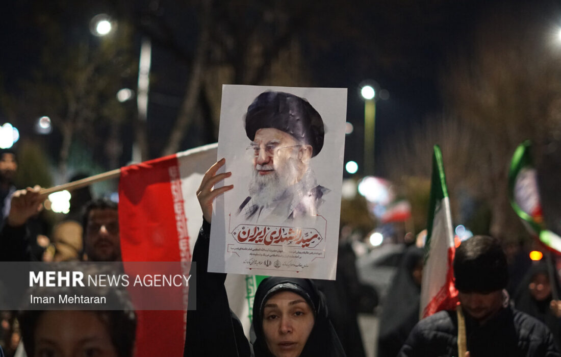 فریاد خونخواهی رهبر شهید در تجمع شبانه مردم کرمانشاه