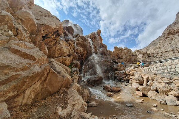 رحمتیزاده: آبشار مصنوعی پارک شرقی طاقبستان بهزودی تکمیل میشود